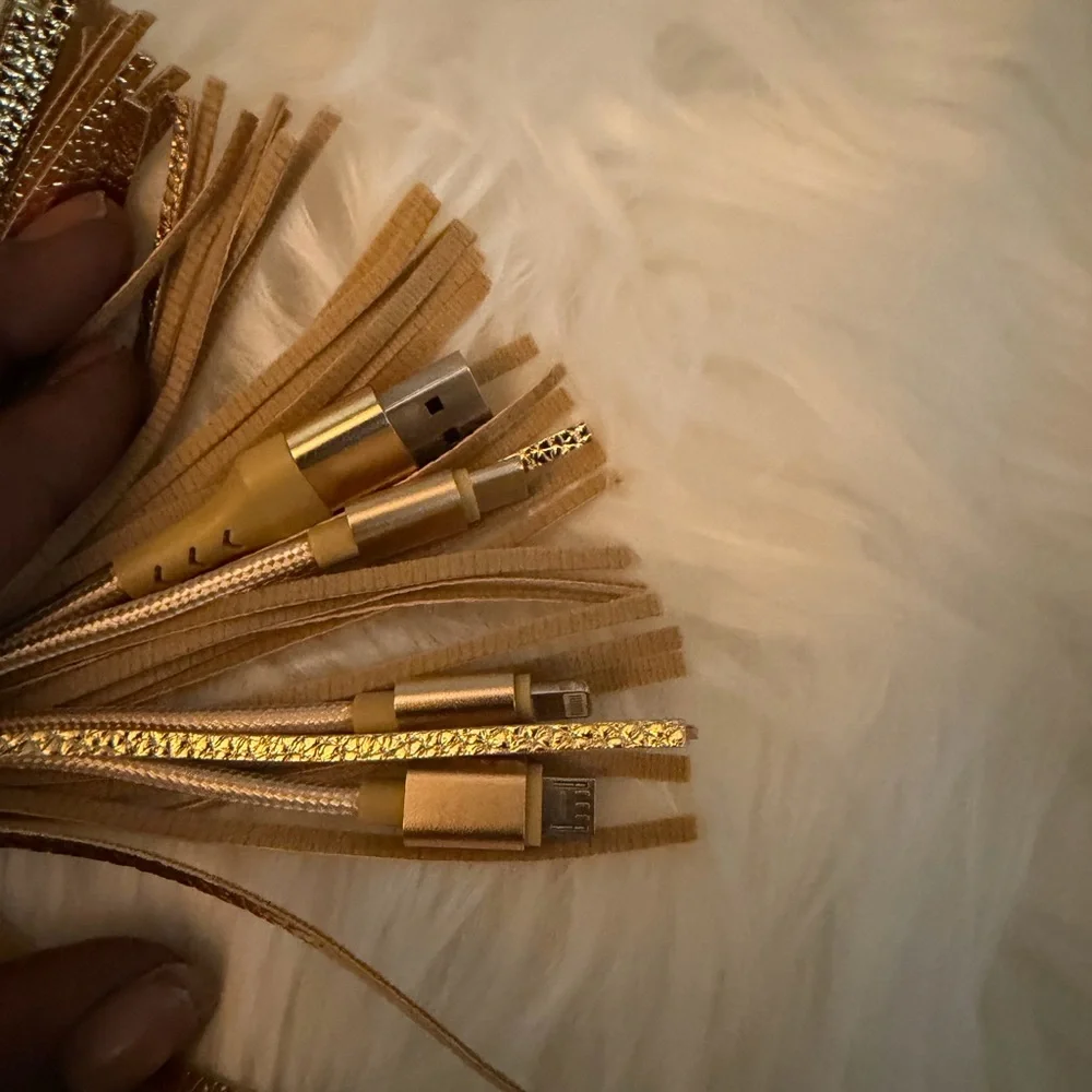 Bolsetta Universal Charging Tassels for Apple & Android - Gold